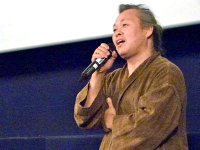 韓国民謡「アリラン」を歌うキム・ギドク監督