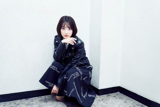 生駒里奈、クールな衣装で美しさ際立つ…＜インタビューカット集＞：フォトギャラリー