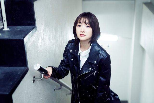 生駒里奈、クールな衣装で美しさ際立つ…＜インタビューカット集＞（2枚目）