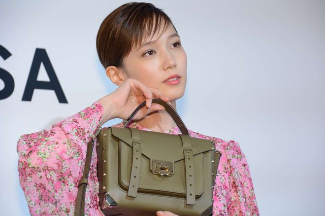 本田翼、桜イメージのドレス姿で魅了！（8枚目）