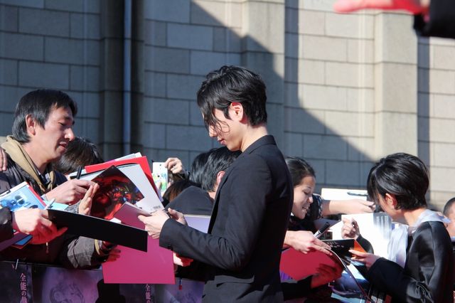 水嶋ヒロが2年半ぶり公の場！映画『黒執事』完成報告レッドカーペットイベント　フォトギャラリー（5枚目）