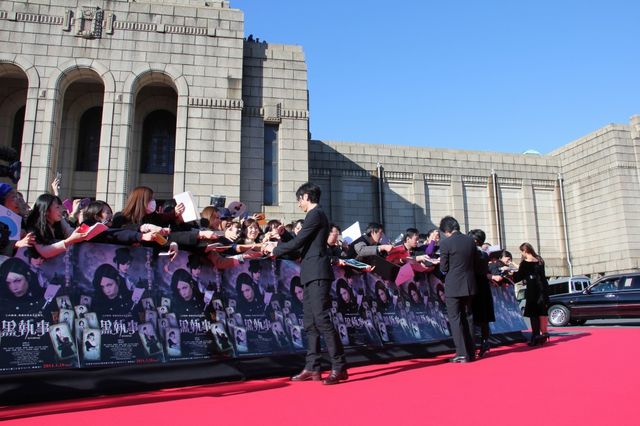 水嶋ヒロが2年半ぶり公の場！映画『黒執事』完成報告レッドカーペットイベント　フォトギャラリー（8枚目）