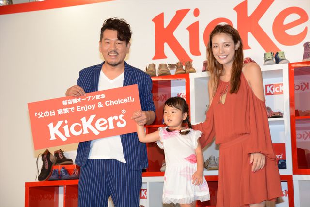 Kickers新店舗オープン記念イベントに一家そろって出席した（左から）藤本敏史、莉々菜ちゃん、木下優樹菜