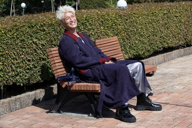 ジーク（天野浩成）、ベンチに座ってニッコリ！「仮面ライダーゼッツ」第30話場面カット：フォトギャラリー