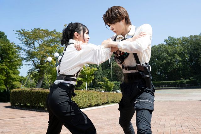 ジーク（天野浩成）、ベンチに座ってニッコリ！「仮面ライダーゼッツ」第30話場面カット（2枚目）