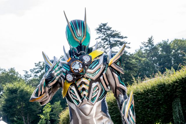 ジーク（天野浩成）、ベンチに座ってニッコリ！「仮面ライダーゼッツ」第30話場面カット（3枚目）
