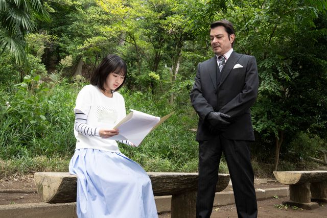 ジーク（天野浩成）、ベンチに座ってニッコリ！「仮面ライダーゼッツ」第30話場面カット（4枚目）