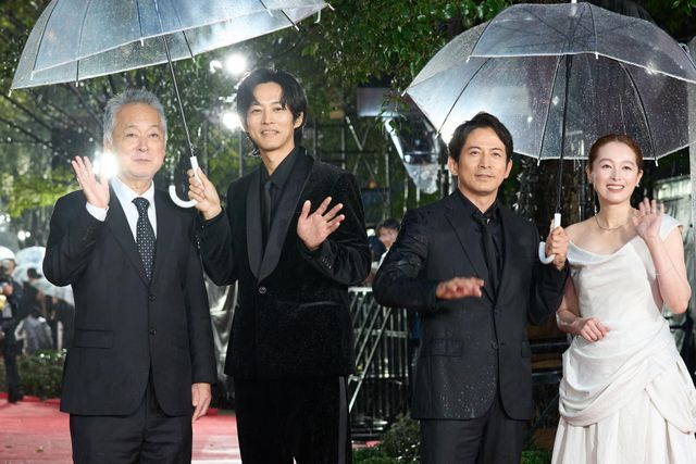 『SUKIYAKI』岡田准一＆松坂桃李＆清野菜名、雨の中ファンの声援に応える！：フォトギャラリー