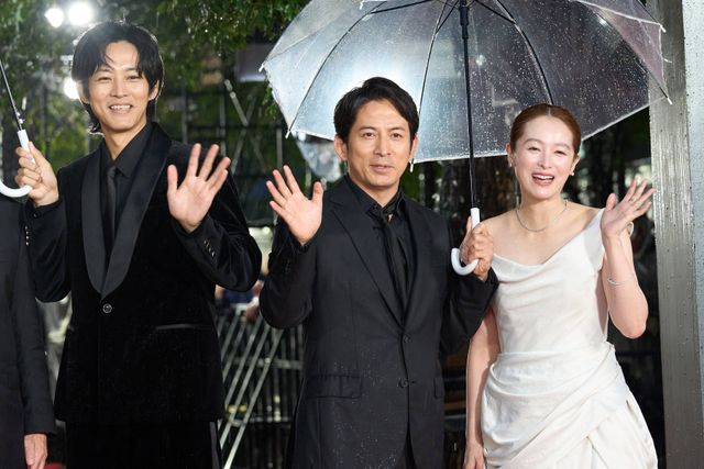 『SUKIYAKI』岡田准一＆松坂桃李＆清野菜名、雨の中ファンの声援に応える！（2枚目）
