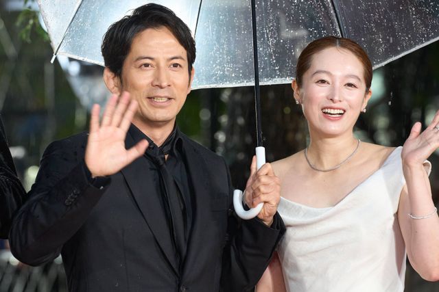 『SUKIYAKI』岡田准一＆松坂桃李＆清野菜名、雨の中ファンの声援に応える！（3枚目）