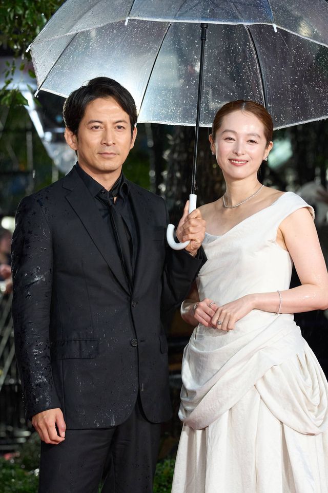『SUKIYAKI』岡田准一＆松坂桃李＆清野菜名、雨の中ファンの声援に応える！（5枚目）