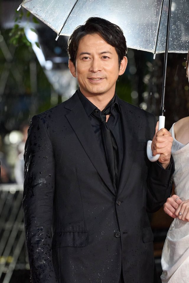 『SUKIYAKI』岡田准一＆松坂桃李＆清野菜名、雨の中ファンの声援に応える！（7枚目）