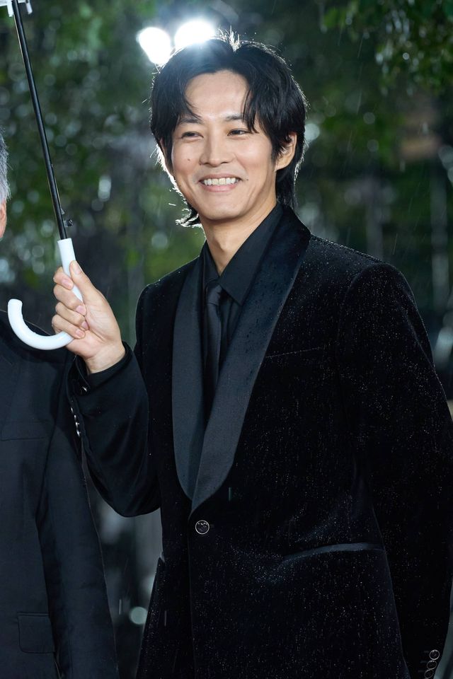 『SUKIYAKI』岡田准一＆松坂桃李＆清野菜名、雨の中ファンの声援に応える！（8枚目）