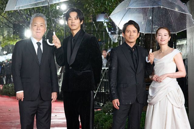 『SUKIYAKI』岡田准一＆松坂桃李＆清野菜名、雨の中ファンの声援に応える！（9枚目）