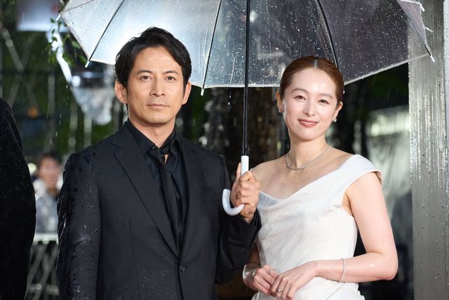 『SUKIYAKI』岡田准一＆松坂桃李＆清野菜名、雨の中ファンの声援に応える！（10枚目）