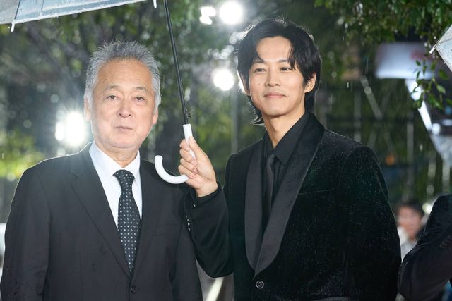 『SUKIYAKI』岡田准一＆松坂桃李＆清野菜名、雨の中ファンの声援に応える！（11枚目）