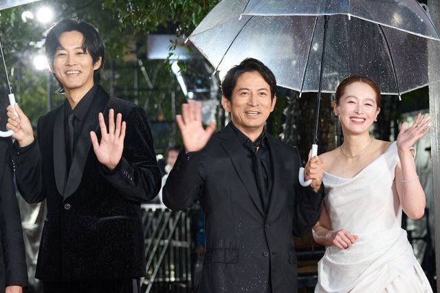 『SUKIYAKI』岡田准一＆松坂桃李＆清野菜名、雨の中ファンの声援に応える！（12枚目）