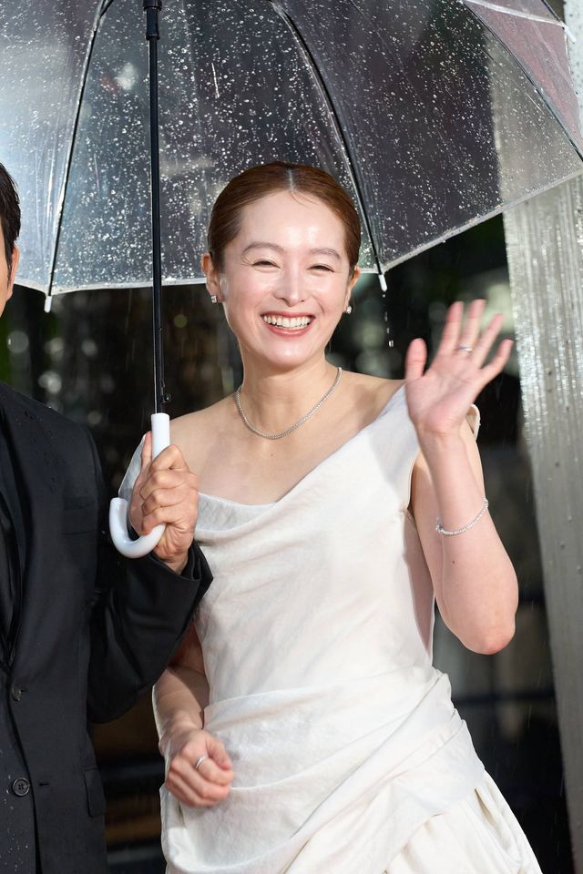 『SUKIYAKI』岡田准一＆松坂桃李＆清野菜名、雨の中ファンの声援に応える！（13枚目）