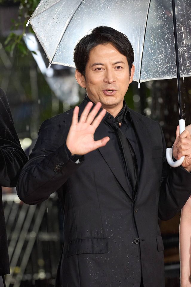 『SUKIYAKI』岡田准一＆松坂桃李＆清野菜名、雨の中ファンの声援に応える！（14枚目）