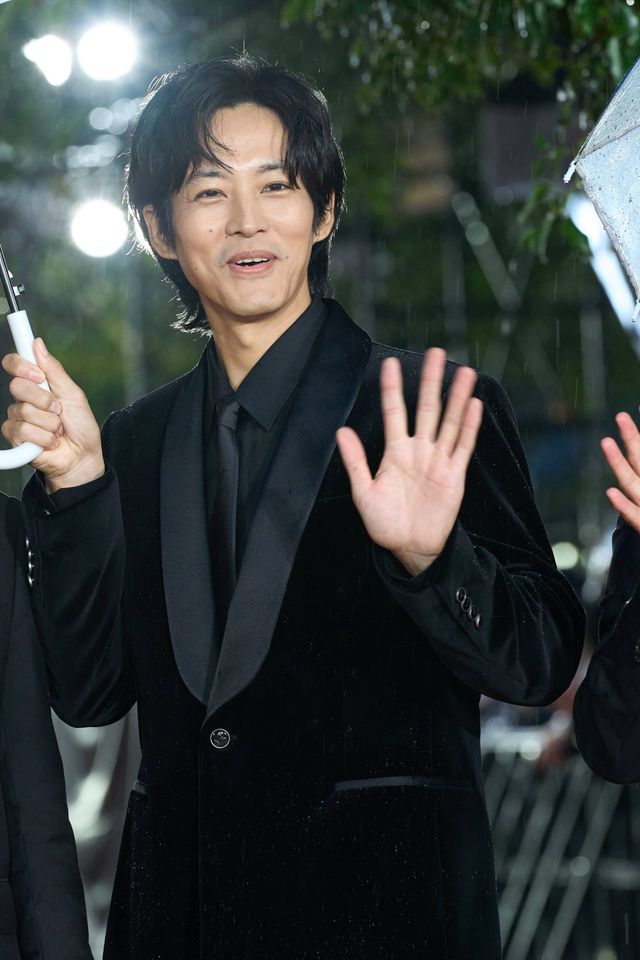 『SUKIYAKI』岡田准一＆松坂桃李＆清野菜名、雨の中ファンの声援に応える！（15枚目）