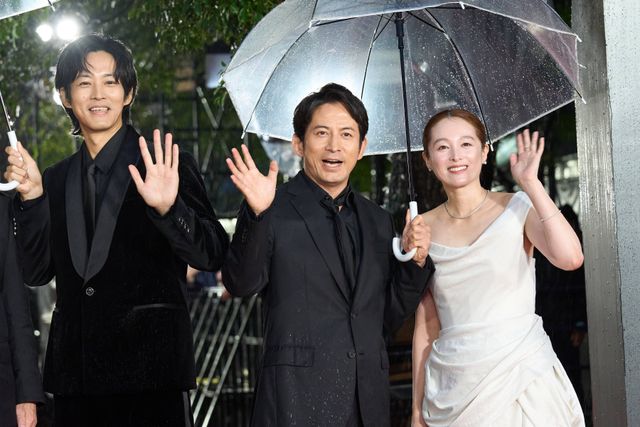 『SUKIYAKI』岡田准一＆松坂桃李＆清野菜名、雨の中ファンの声援に応える！（16枚目）