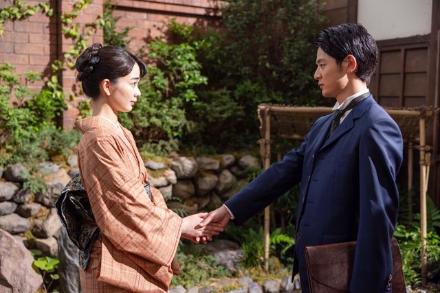 【画像9枚】朝ドラ「風、薫る」虎太郎（小林虎之介）がりん（見上愛）と握手して…第105回場面写真：フォトギャラリー