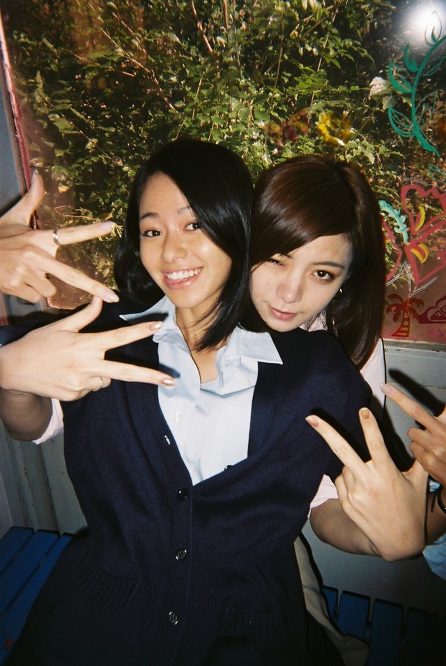 広瀬すずらコギャル姿を「写ルンです」で撮影！『SUNNY 強い気持ち・強い愛』メイキング写真（6枚目）