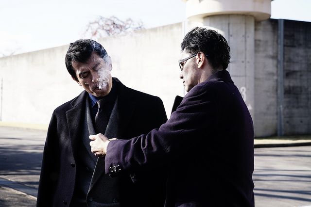 窪田正孝が銃を構え…『初恋』場面写真（2枚目）