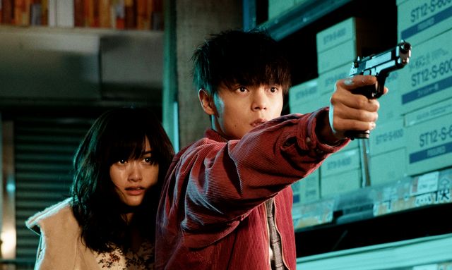 窪田正孝が銃を構え…『初恋』場面写真（10枚目）