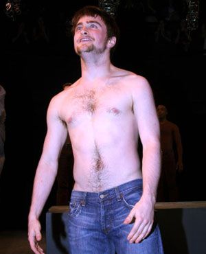 「エクウス」オープニングの舞台にお目見えのダニエル・ラドクリフ、お見事な半裸です。