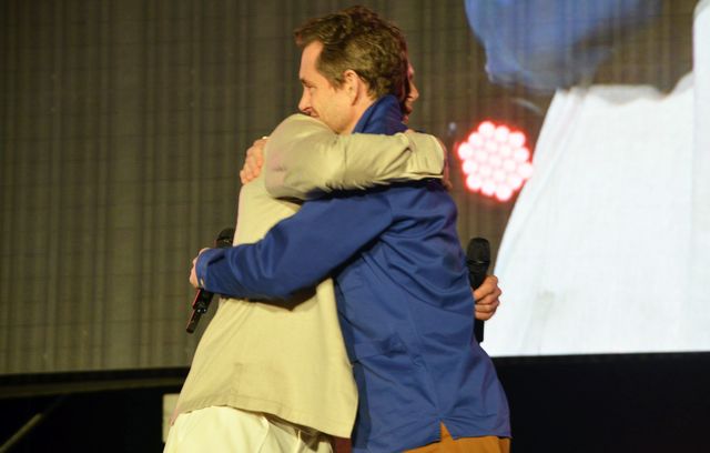 「ハンニバル」マッツ＆ヒューが熱いハグ！「東京コミコン2024」ステージ写真集：フォトギャラリー