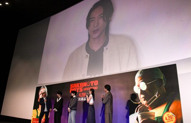 大スクリーンでリモート参加　目黒蓮