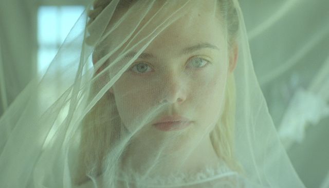 かわいすぎ！エル・ファニングの花嫁姿フォトギャラリー：フォトギャラリー