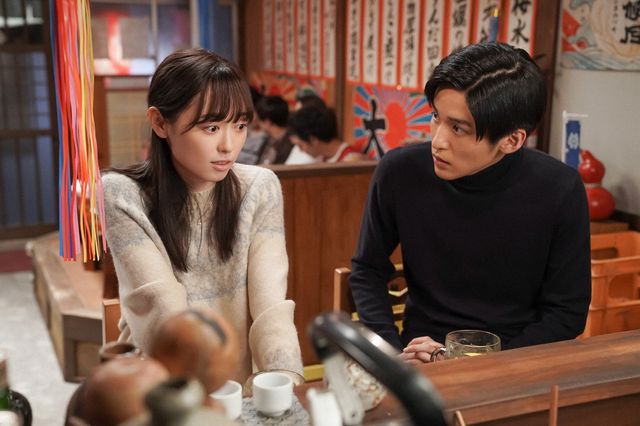 居酒屋で話をする舞＆柏木…「舞いあがれ！」第56回の場面写真：フォトギャラリー