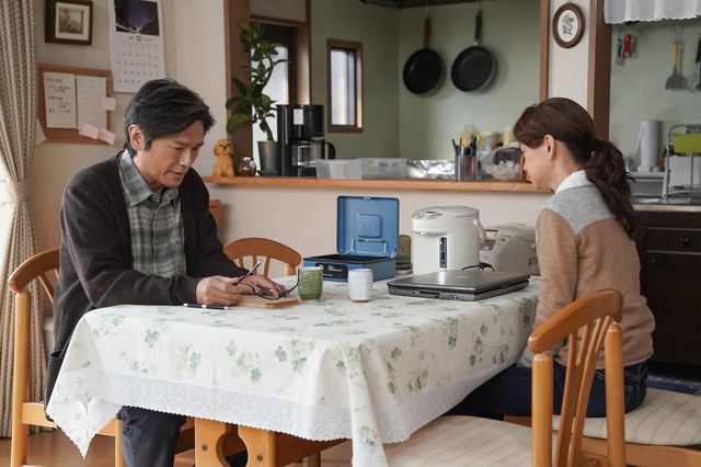 居酒屋で話をする舞＆柏木…「舞いあがれ！」第56回の場面写真（4枚目）