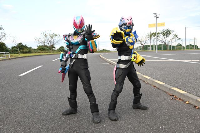 『ギーツ×リバイス』仮面ライダーリバイ ビートフォーム登場！ギーツ コマンドフォームと共演（2枚目）
