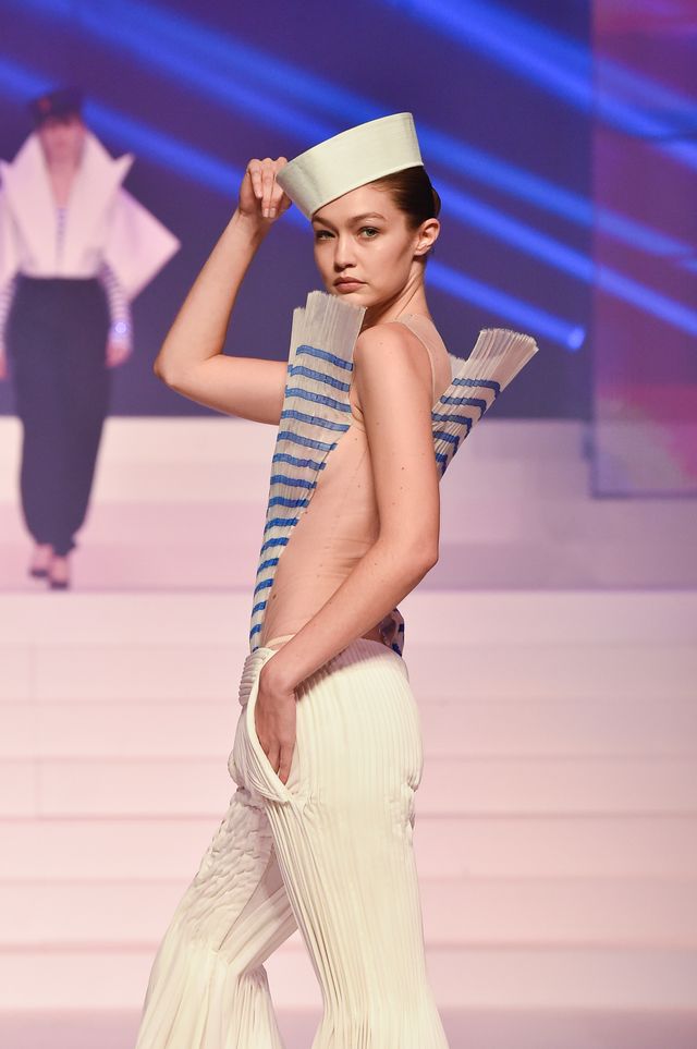 ランウェイでのジジ・ハディッド（3枚目）