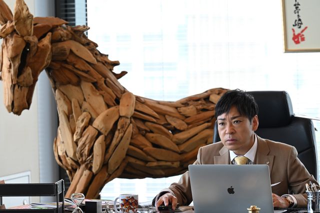 新ヒロインの杉咲花が気になるポーズ！『99.9－刑事専門弁護士－THE MOVIE』場面カット（3枚目）