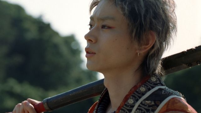 鬼ちゃんが全力熱唱！auの三太郎シリーズ新CM「時を超える声」編（8枚目）