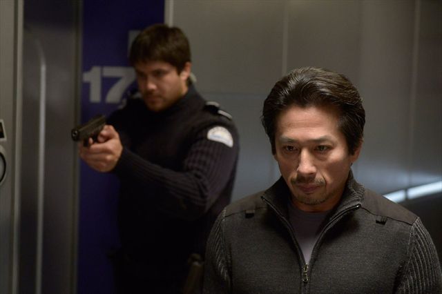 ドラマ「HELIX -黒い遺伝子-」から緊迫感あふれる真田広之の登場シーンを公開！：フォトギャラリー