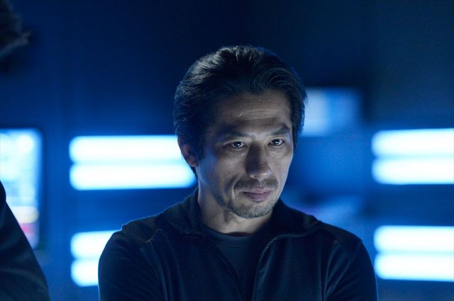 ドラマ「HELIX -黒い遺伝子-」から緊迫感あふれる真田広之の登場シーンを公開！（4枚目）