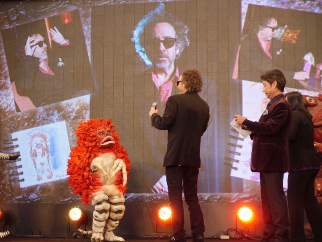 ティム・バートンがウルトラ怪獣とハグ！フォトギャラリー（2枚目）