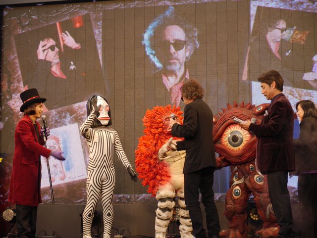 ティム・バートンがウルトラ怪獣とハグ！フォトギャラリー（4枚目）