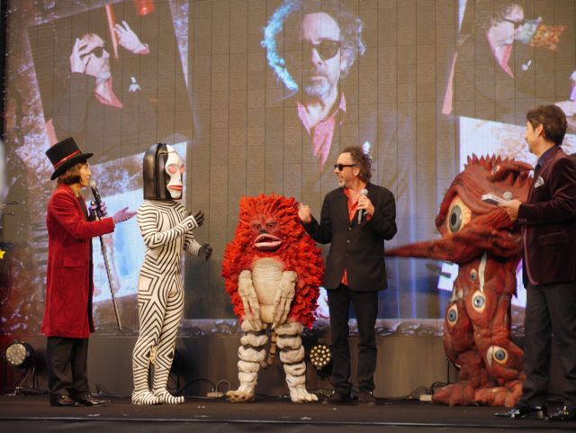 ティム・バートンがウルトラ怪獣とハグ！フォトギャラリー（5枚目）