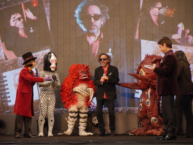 ティム・バートンがウルトラ怪獣とハグ！フォトギャラリー（6枚目）