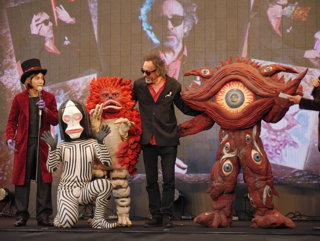 ティム・バートンがウルトラ怪獣とハグ！フォトギャラリー（8枚目）