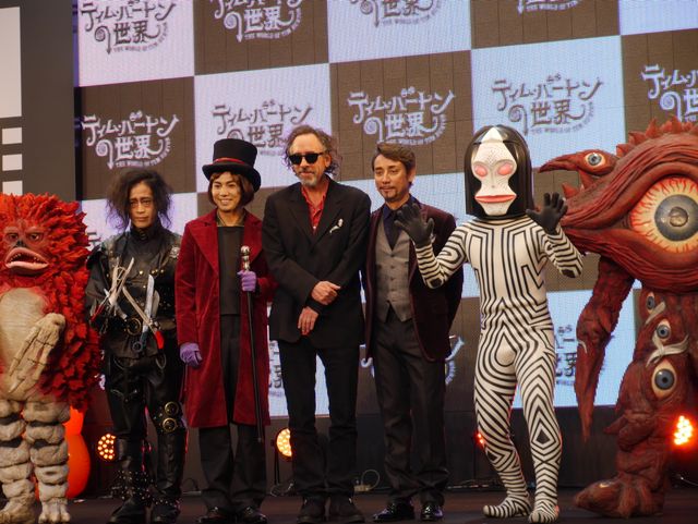 ティム・バートンがウルトラ怪獣とハグ！フォトギャラリー（11枚目）