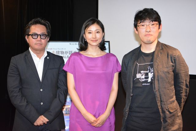WOWOWオリジナルドキュメンタリー映画『もしも建物が話せたら』トークショーに出席した（左から）松崎健夫、菊川怜、松江哲明監督