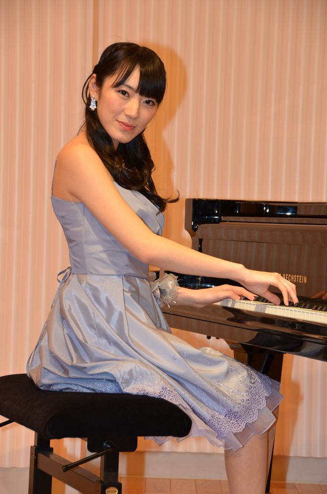 AKB48松井咲子の秘技！背面ピアノ弾き！フォトギャラリー（2枚目）