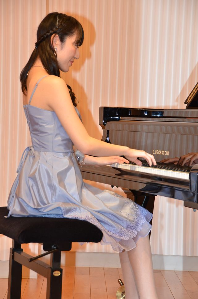 AKB48松井咲子の秘技！背面ピアノ弾き！フォトギャラリー（3枚目）